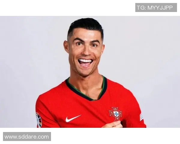 世界足球巨星C罗的传奇历程与场上风采解析